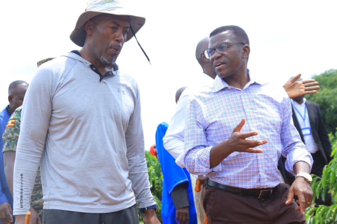 Oweek Katikkiro nga ali ne Lazalous Kinywawamacunda bwe yabadde alambula ennimiro ze Image